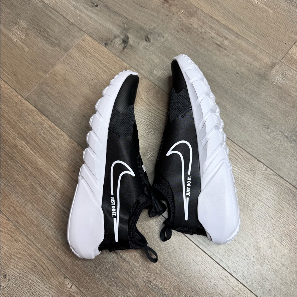NEW Nike Flex Runner 2 Kids Black and White Sneakers Youth 7 /Womens 8.5 - Picture 3 of 7